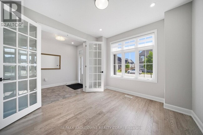 Building Photo - 3281 Post Rd