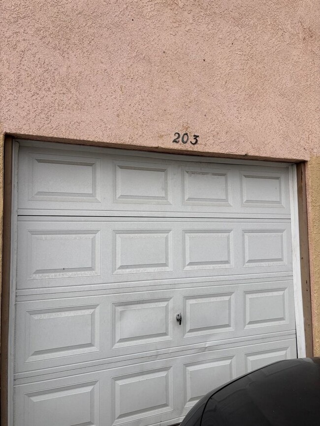 Building Photo - 201-205 N Vecino Dr
