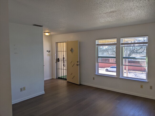 Foto del edificio - 2607 N Ayers Ave