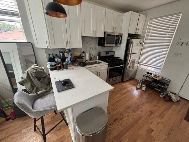 Kitchen - 1401 N Mohawk St (Chicago, IL) Apartments