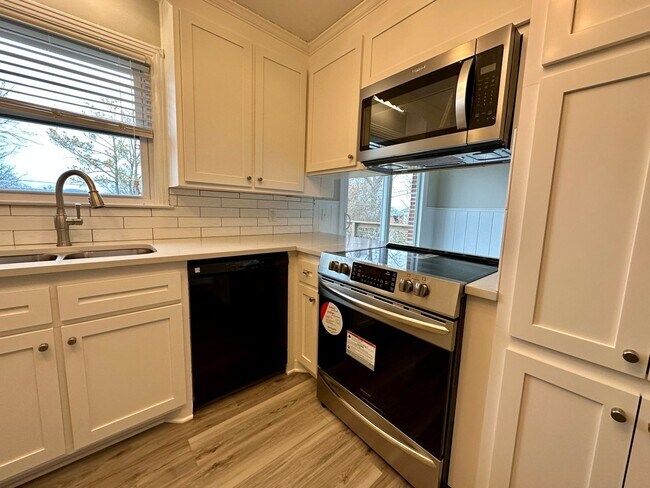 Foto del edificio - Remodeled beauty in Charolette Park