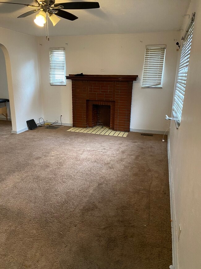 Living room - 1124 Ridgeland Dr House