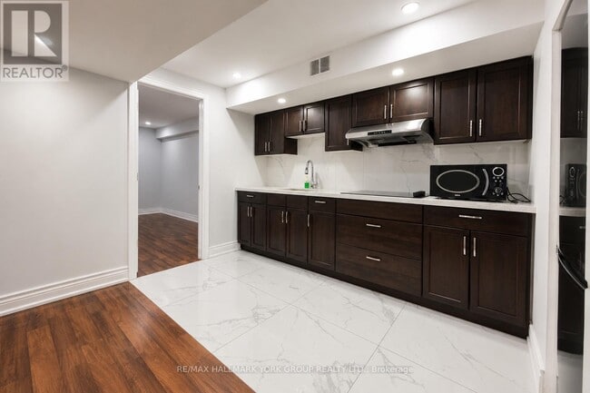 Building Photo - 33 Deerwood Crescent