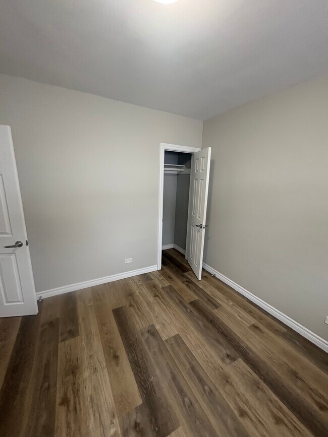 Photo du bâtiment - Stylish 1-Bedroom Apartment in Prime Location