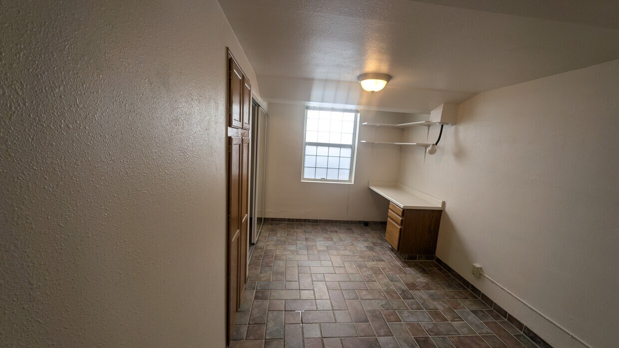Building Photo - 303 S Douglas St