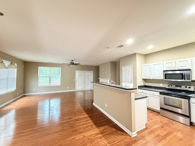 Building Photo - 3329 Fernview Dr