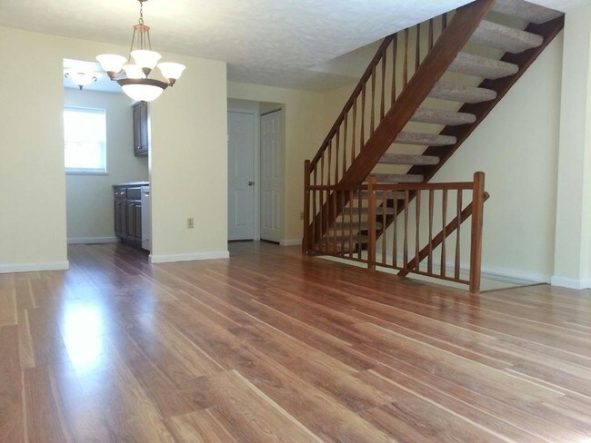 Comedor - 505 Bayberry Ln