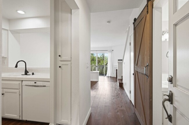 Building Photo - Gorgeous 2 Story Townhome in Valencia!