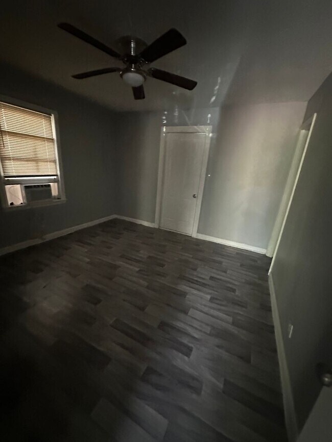 Building Photo - 3 bedroom 2 bath renovated home with a huge family room!