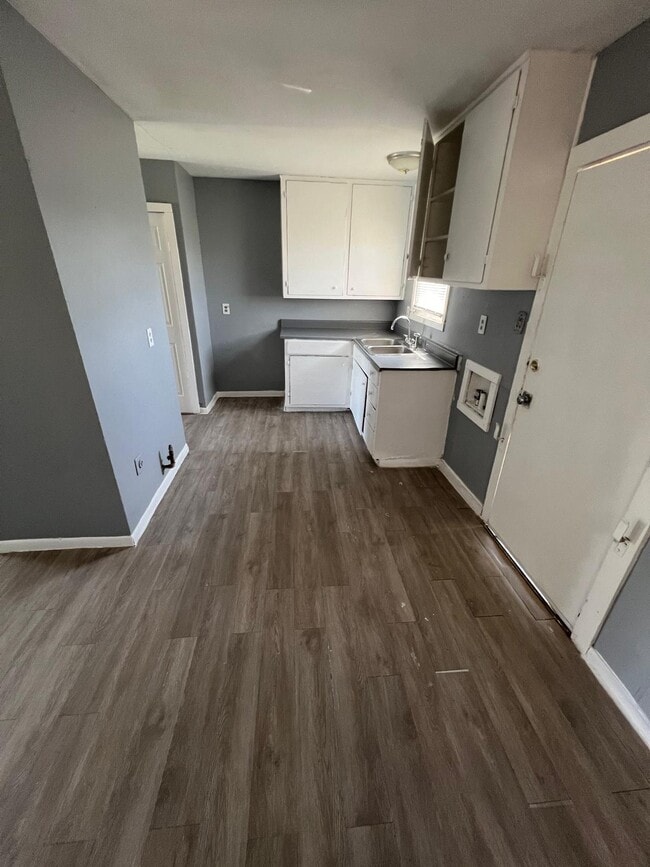 Building Photo - 2410 E 7th St