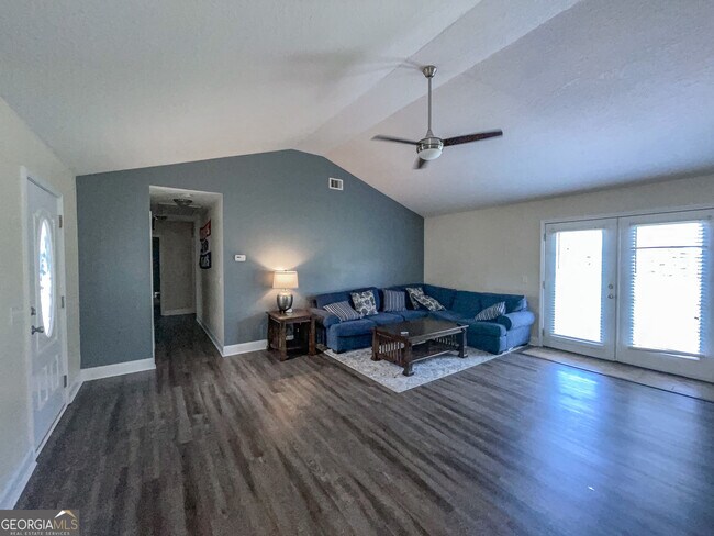 Foto del edificio - 613 Waverly Ln