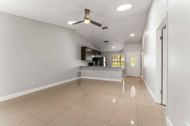 Foto del edificio - Charming 3-Bedroom Home with 2 Full Baths ...