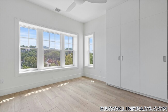 Building Photo - 1578 Beacon St