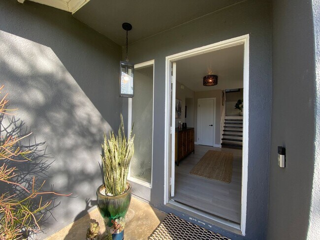 Building Photo - Beautiful 4 Bedroom Carlsbad Home!