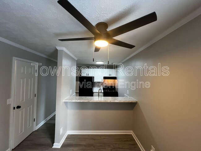 Building Photo - 5850 Century Oaks Dr