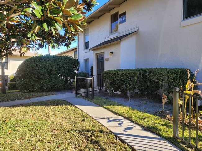 Foto del edificio - FOR RENT!!! BEAUTIFUL AND SPACIOUS 1 BED 1 BATH CONDO (FIRST FLOOR)...