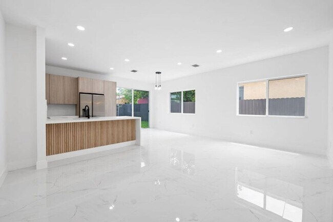Foto del edificio - 1355 NW 42nd St