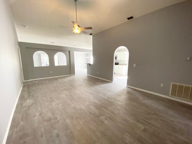 Building Photo - 8511 Ivanhoe Dr