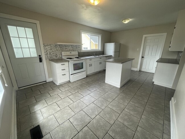 Building Photo - 4 Bed / 2 Bath Detached Home for Rent – Ti...