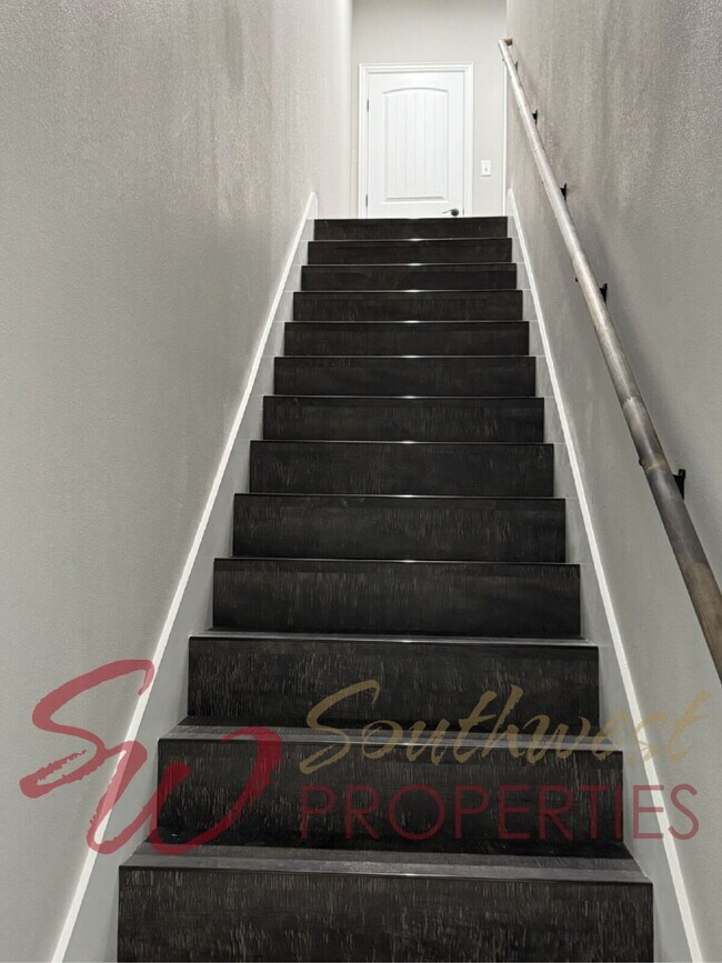 Foto del edificio - Modern 3 Bed / 3 Bath Duplex Near Campus – Lawncare Included!