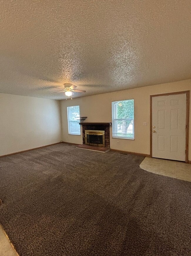 Building Photo - AVAILABLE NOW! 2 Bed 2 Bath - Near Fort Ca...