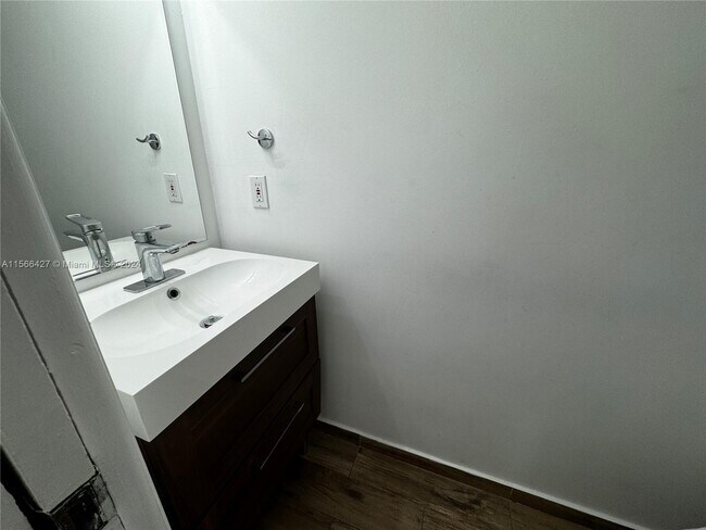 Foto del edificio - 11695 NW 1st Ln