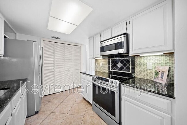 Building Photo - 3052 Kings Lake Blvd