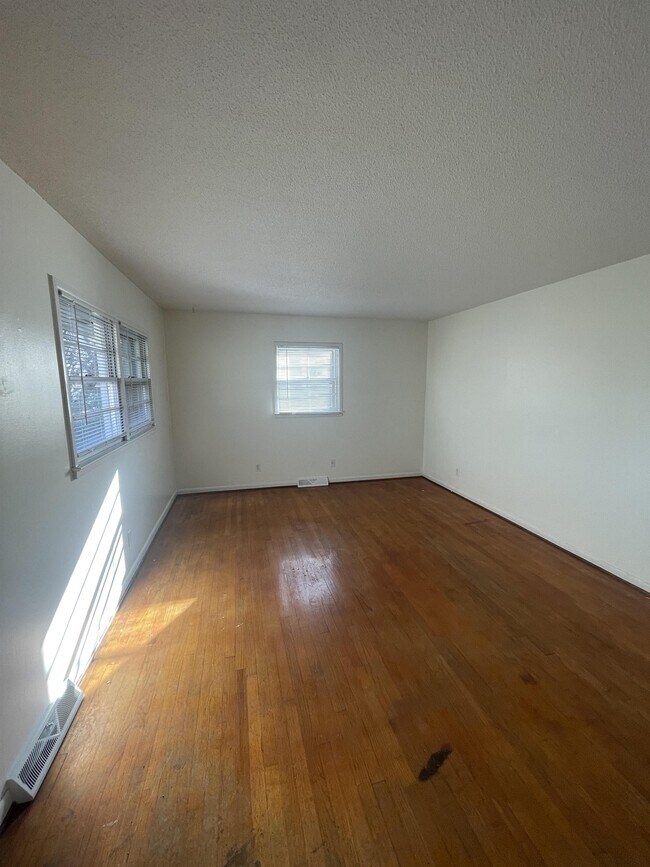 Building Photo - 1502 Larson St
