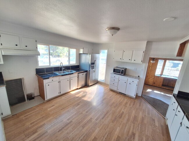 Foto del edificio - Spacious 5-Bedroom Home in Quiet Delta Nei...