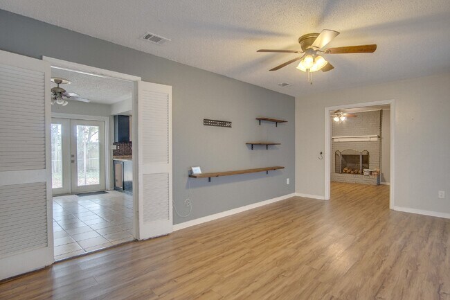 Building Photo - Spacious 3/2 Brick ranch home with a nice ...