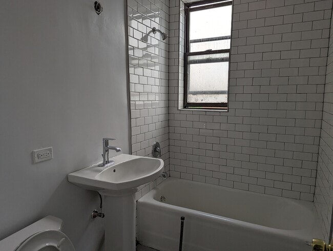 Building Photo - 3335 W Diversey Ave
