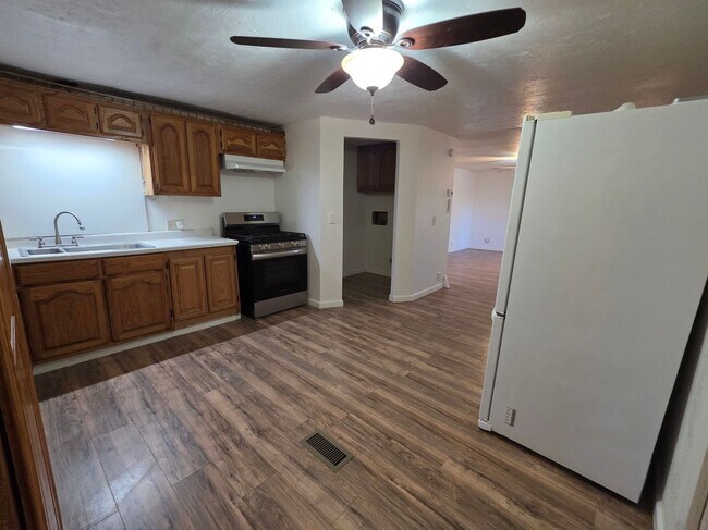 Foto del edificio - 2260 E Hearne Ave