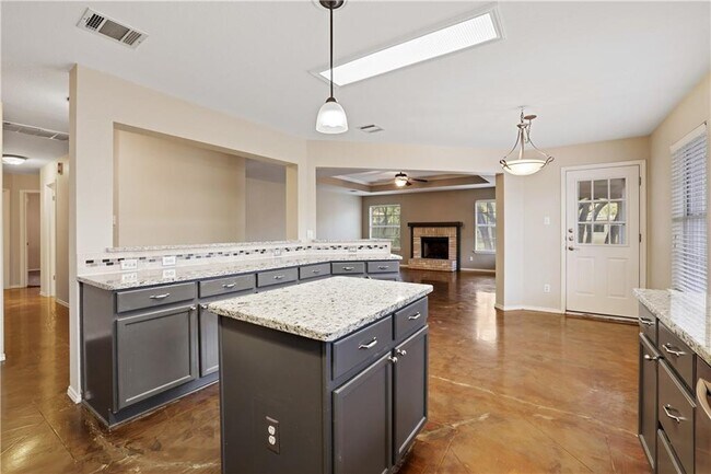 Building Photo - 1615 Country Squire Dr