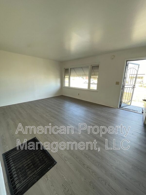 Foto del edificio - 2730 N Main St