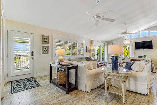 Foto del edificio - 744 N Shore Dr