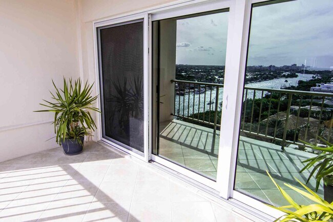 Foto del edificio - 1021 Hillsboro Mile