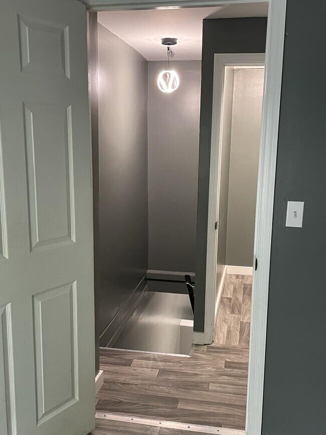 Escalera - 737 Burden Ave