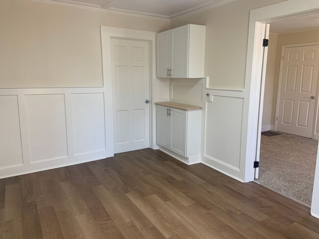 Building Photo - Adorable 1 Bedroom Near Downtown Greensboro