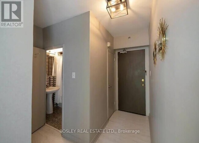 Photo du bâtiment - 740-740 Eglinton Ave W