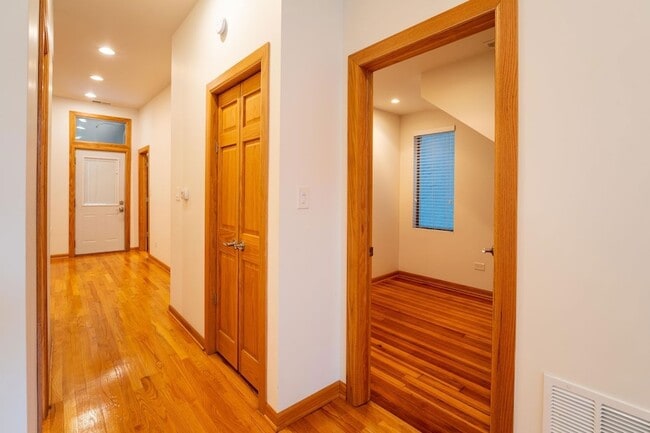 Building Photo - 3324 N Hoyne Ave