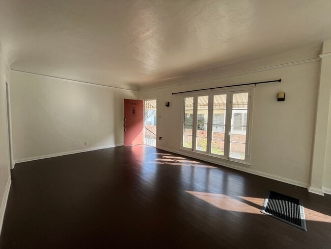 Foto del edificio - Lower level 1+1 w/in-unit laundry, assigned parking + water included!