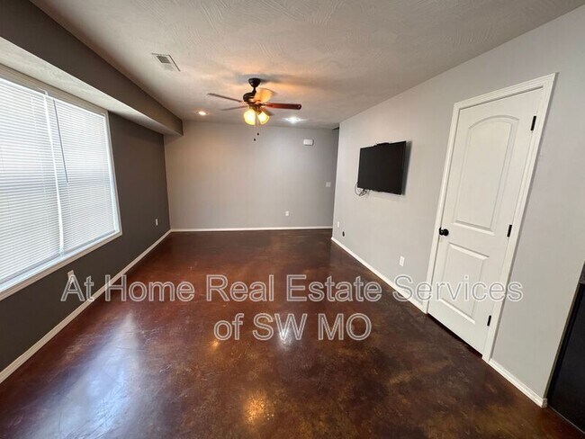 Building Photo - 516 E Cherry St