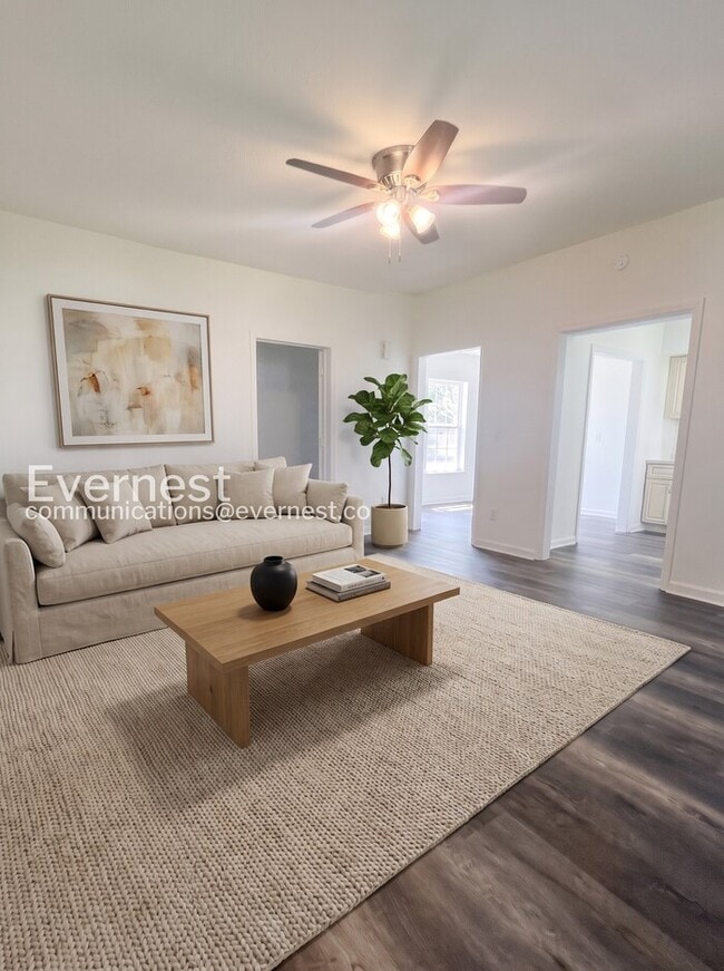 Building Photo - 3 Bed, 2 Bath Home with Off-Street Parking / Available Now!