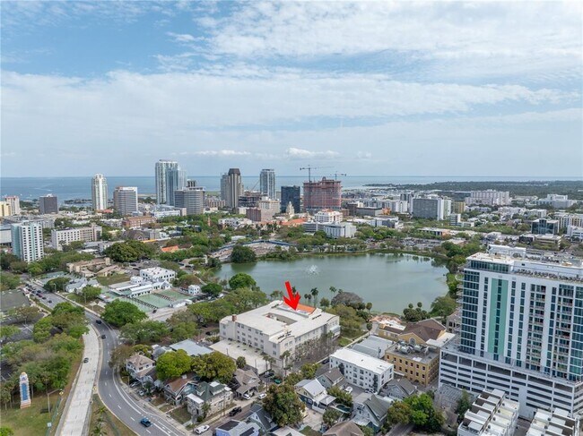 Foto del edificio - 701 Mirror Lake Dr N