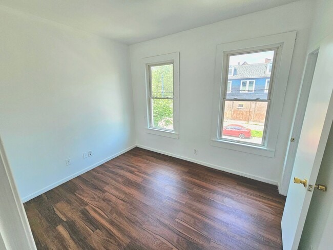 Building Photo - Spacious Multi-Family Apartments for Rent in the Heart of New Haven!