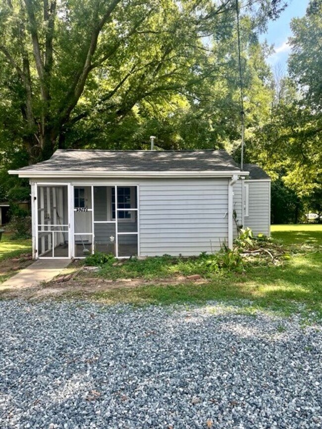 Building Photo - Adorable 1 Bedroom 1 Bath House