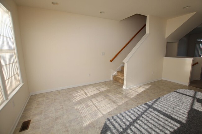 Building Photo - Spacious, unfurnished town home that is lo...