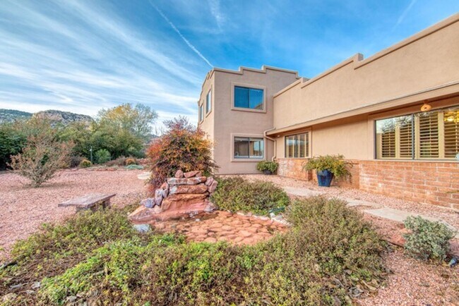 Foto del edificio - Incredible Furnished Rental Available Unti...
