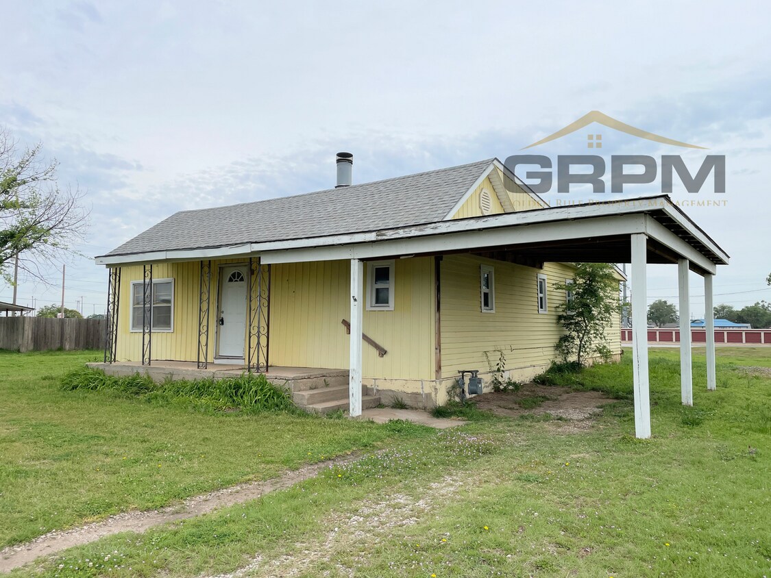 Foto principal - 3 Bed, 2 Bath in South Hutchinson