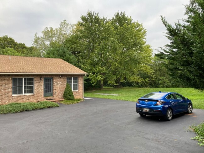 Building Photo - 104 E Poplar St